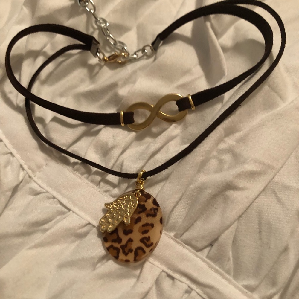 Beautiful chocker animal print .. awesome